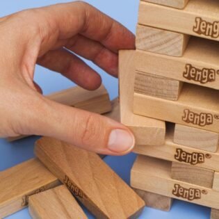 1200-96488765-removing-one-block.jpg Jenga Giant tour Jenga à empiler - Hasbro