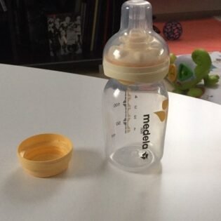 biberon_3_1.jpeg Medela : biberon calma 150Ml
