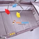 lit_mon_bebe_grey.jpg Lit Parc + plan a langer + mobilo + voile Moustquaire