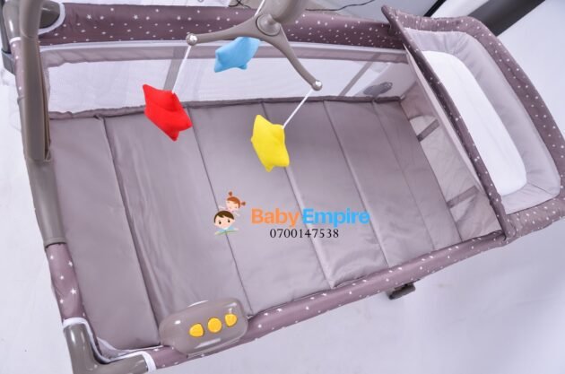 lit_mon_bebe_grey.jpg Lit Parc + plan a langer + mobilo + voile Moustquaire