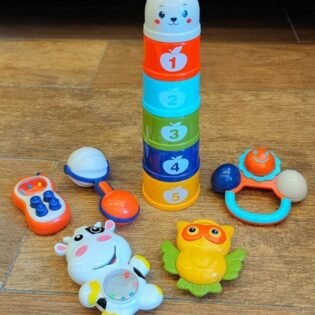 Gobelets empilés avec couleurs audacieuses