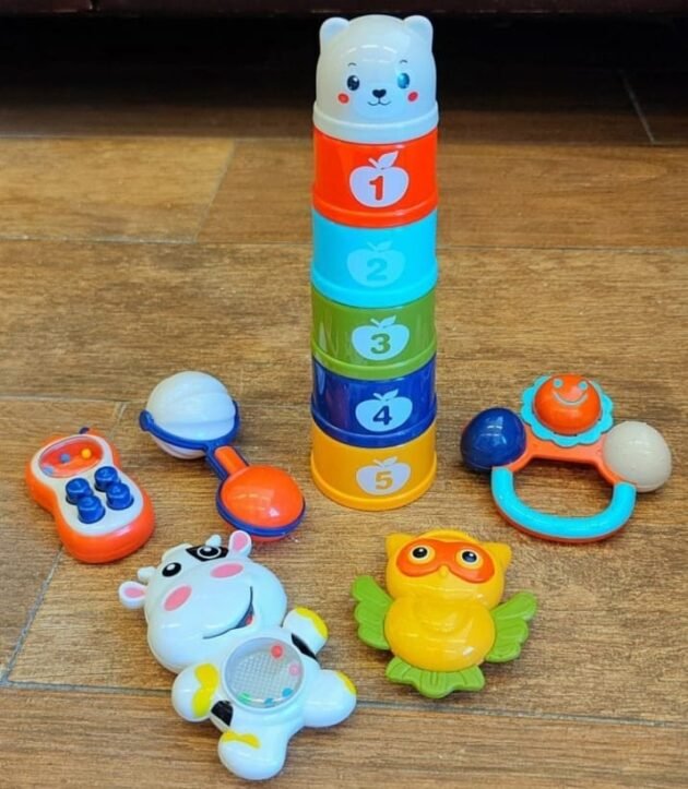 Gobelets empilés avec couleurs audacieuses