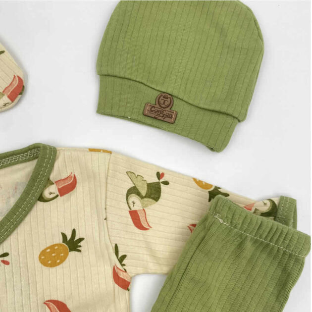 bonnet coffret de vêtements oiseau