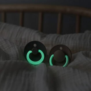 pratique sucette iron glow bibs
