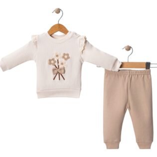 Ensemble-de-vetements-Chic-et-Confortable-beige vêtements chic et confortable beige
