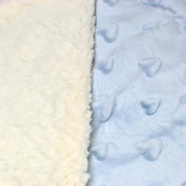Couverture110 x 140cm bleue en peluche avec cœurs sherpa - Naf Naf