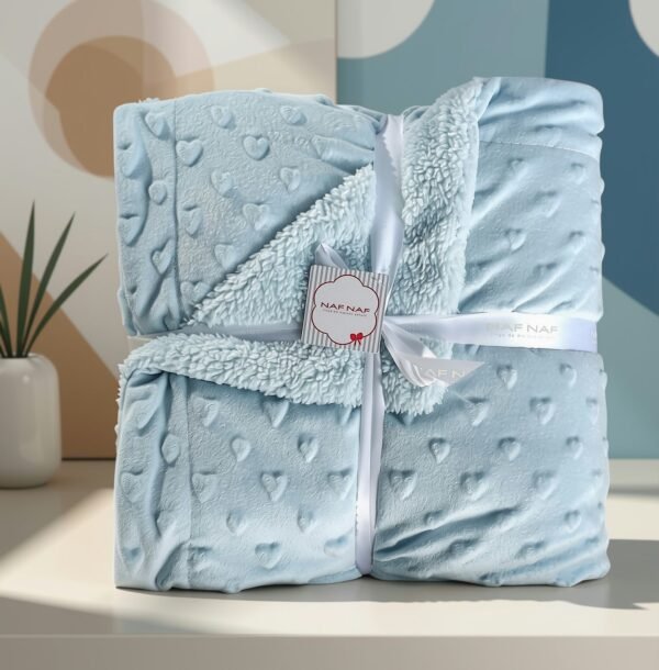 Couverture110 x 140cm bleue en peluche avec cœurs sherpa - Naf Naf