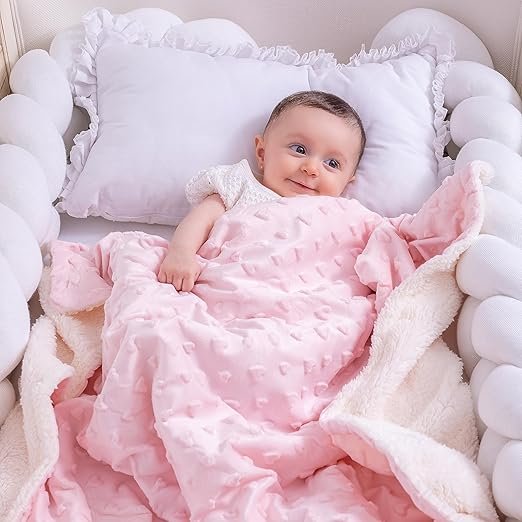 Couverture110 x 140cm rose en peluche avec cœurs sherpa - Naf Naf