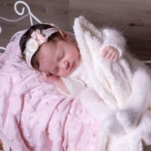 Couverture110 x 140cm rose en peluche avec cœurs sherpa - Naf Naf