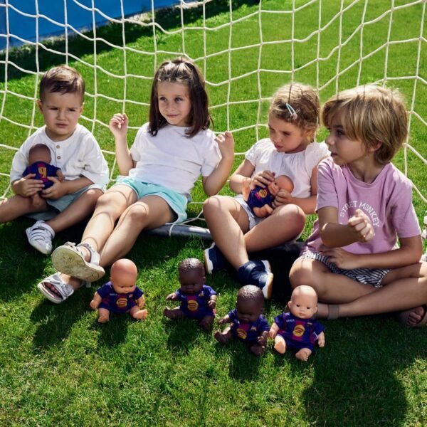 Poupée Bébé avec Tenue Football Officielle Barcelone 21 cm – Miniland