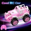 Véhicule tout-terrain radiocommandé rose de type Jeep